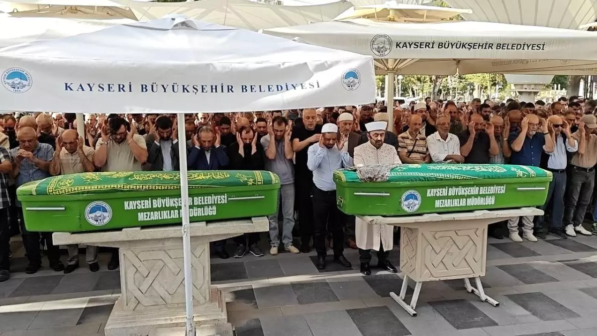 Kayseri\'de trafik kazasında hayatını kaybeden anne-oğul defnedildi