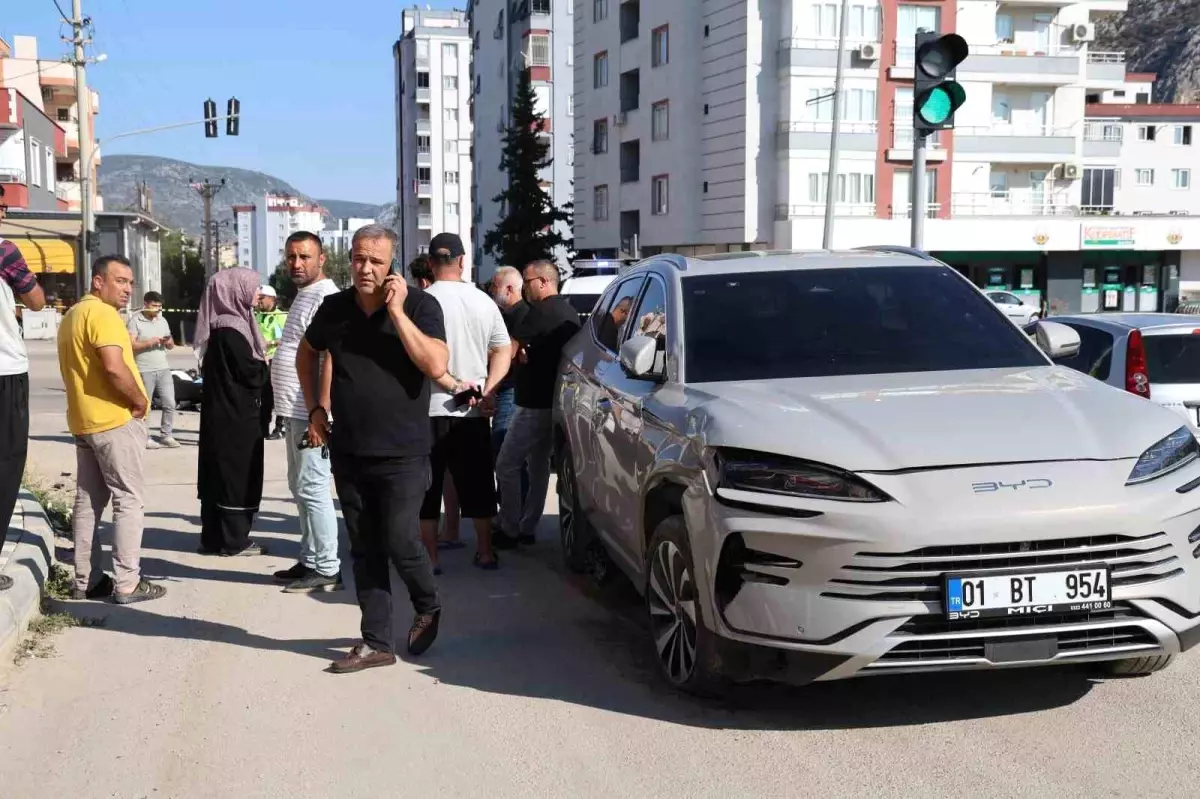 Adana\'da Motosikletli Trafik Polisi Kazada Ağır Yaralandı