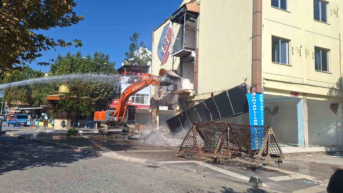 Sındırgı\'da Deprem Sonrası Yıkım İşlemleri Başladı