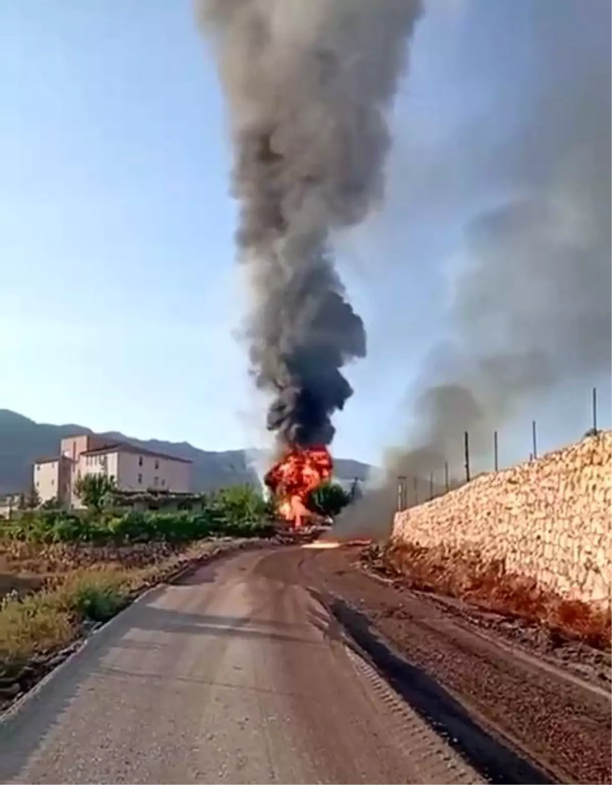 Şırnak\'ta yol çalışmasında hasar gören petrol borusu alev aldı