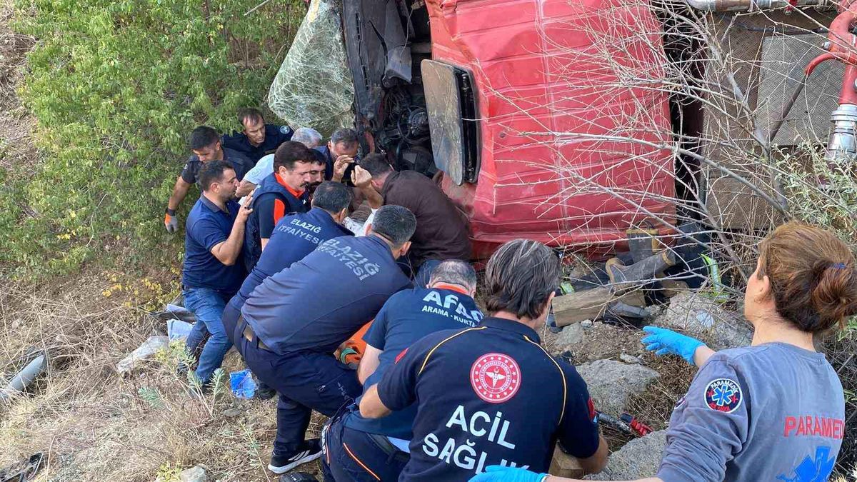 Elazığ\'da İtfaiye Aracının Şarampole Yuvarlanması: 2 Yaralı