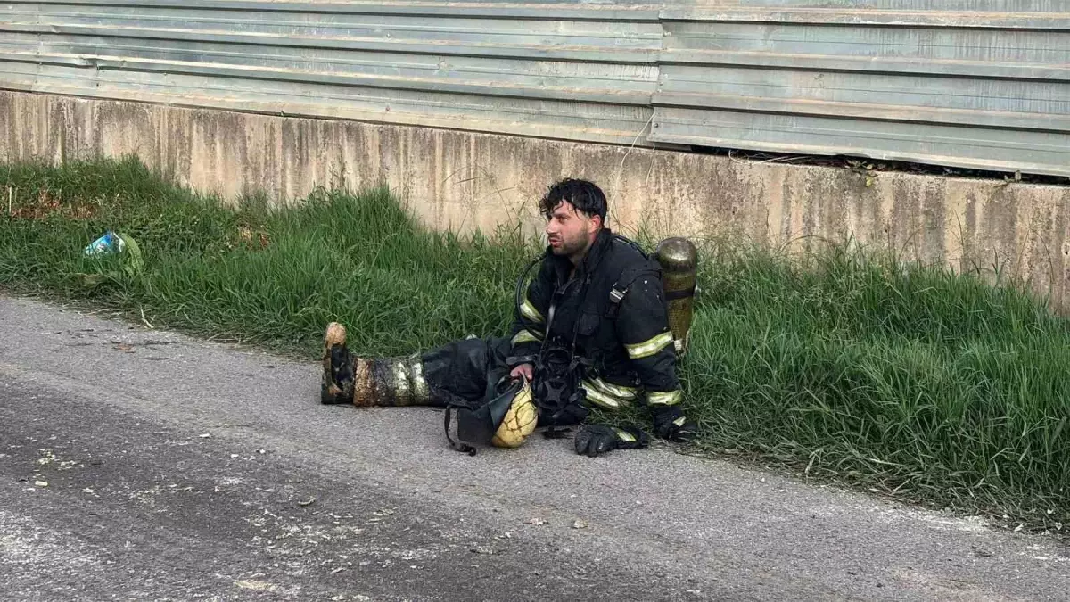 Başiskele\'de Lojistik Depo Yangını