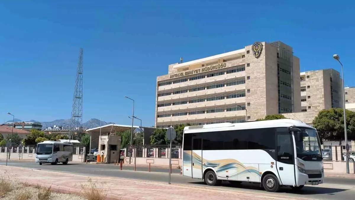 Antalya Büyükşehir Belediyesi\'nde Rüşvet Soruşturmasında 21 Gözaltı