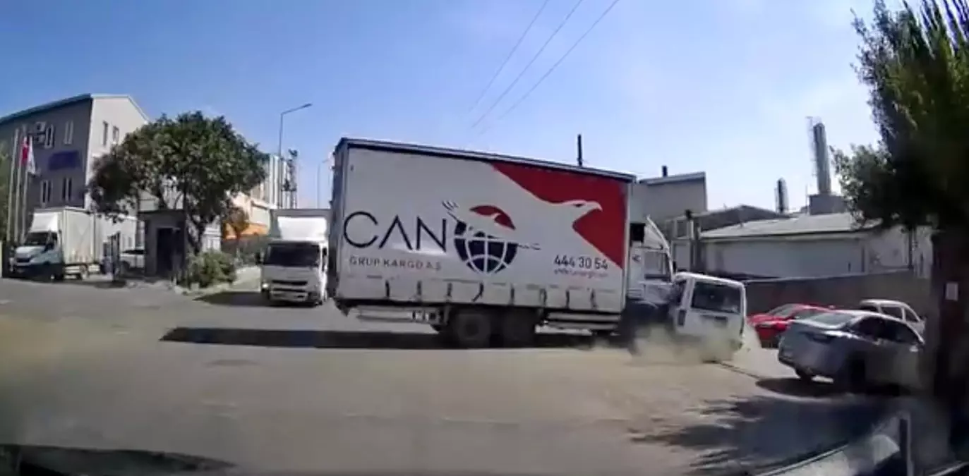 İstanbul\'da Kaza: Kamyon Hafif Ticari Araca Çarptı