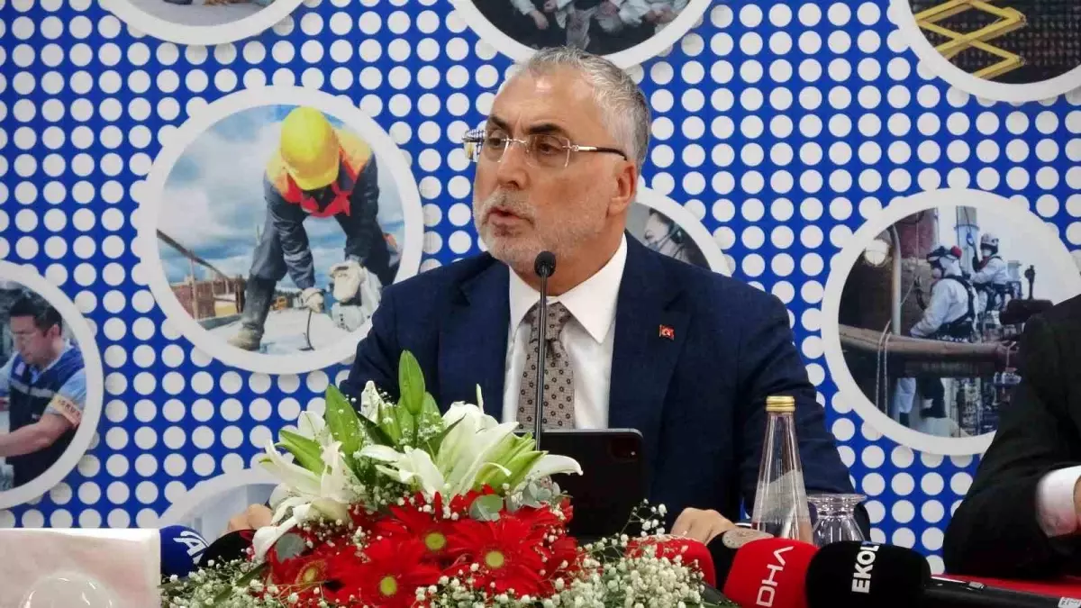 Bakan Işıkhan: "Birileri parti binalarında koltuk kavgası yaparken biz Türkiye\'yi adım adım dolaşıyoruz"