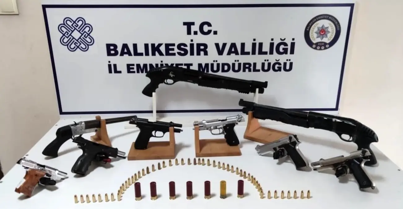 Burhaniye\'de Suçla Mücadele: Uyuşturucu ve Silah Ele Geçirildi