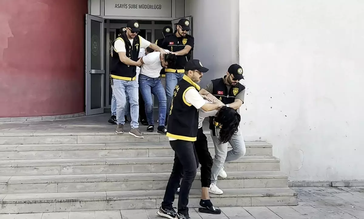 Soygun paralarını odaya döküp say say bitiremediler