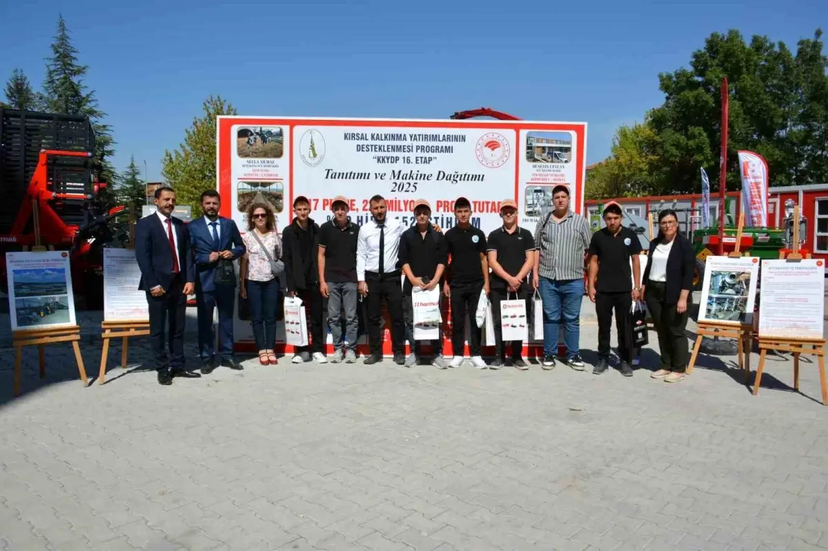 Çavdarhisar\'da Tarım Makineleri Tanıtımı
