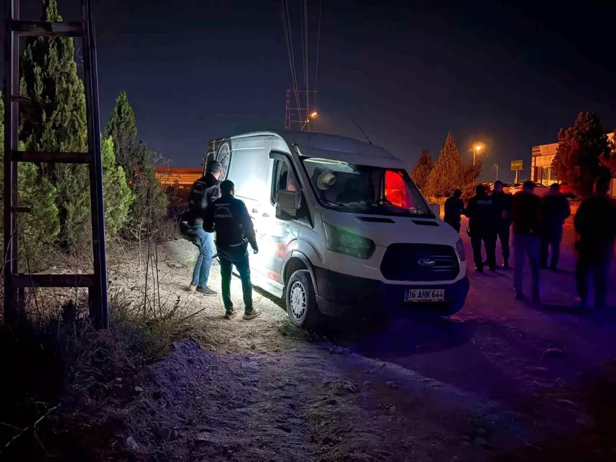 Çukura düşen aracını çıkarmaya çalışırken başına saçma isabet etti