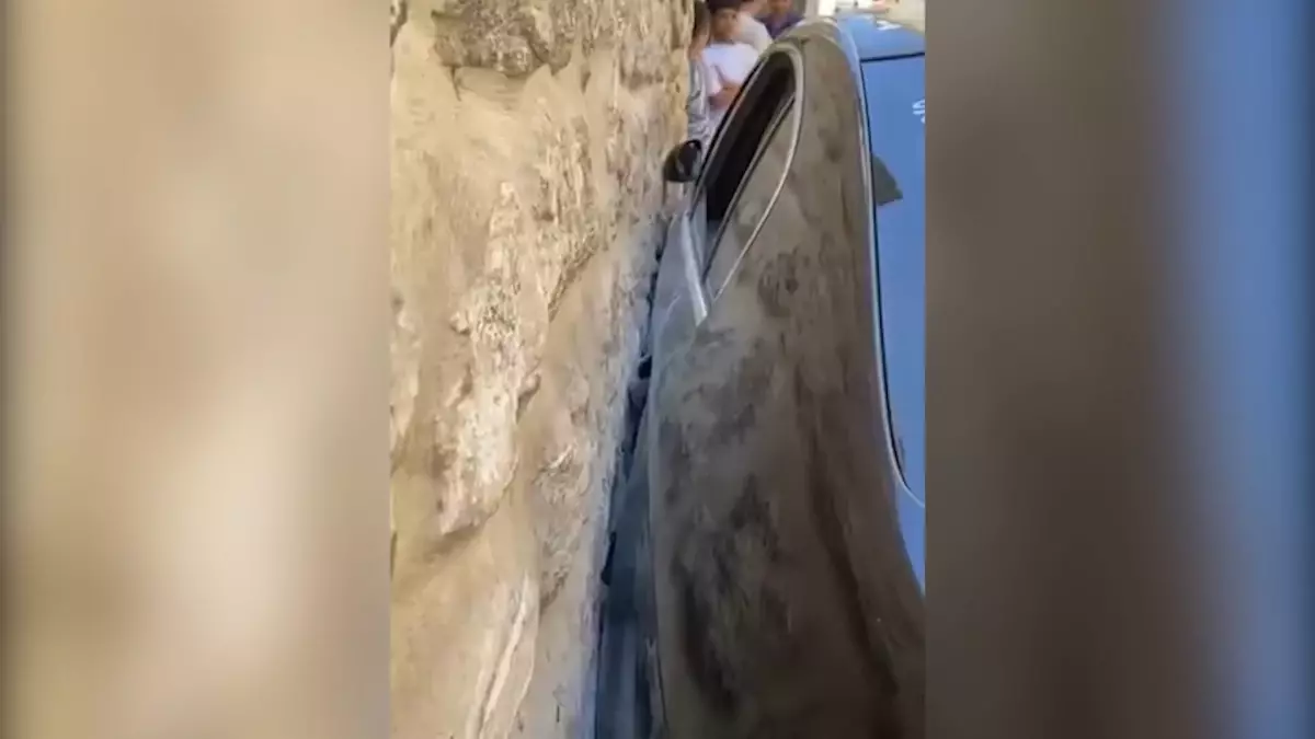 Navigasyon Kazası: Araç Dar Sokakta Sıkıştı