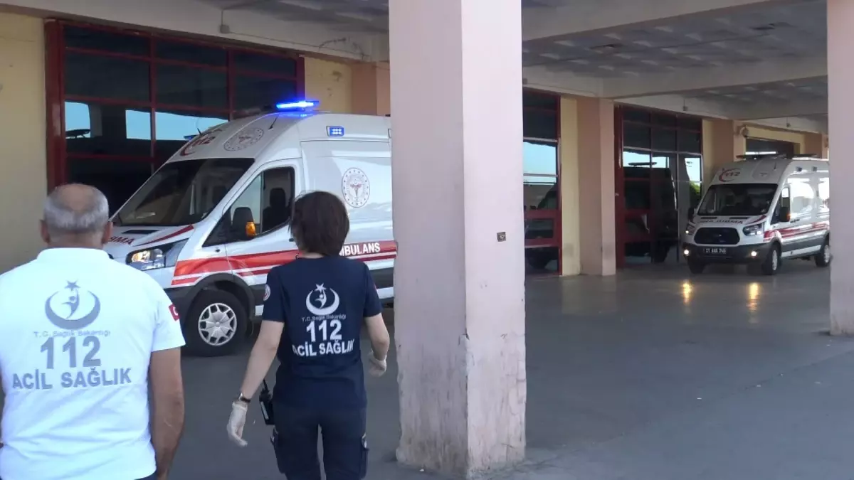 Baba ve oğlu doktoru tost makinesiyle darbetti