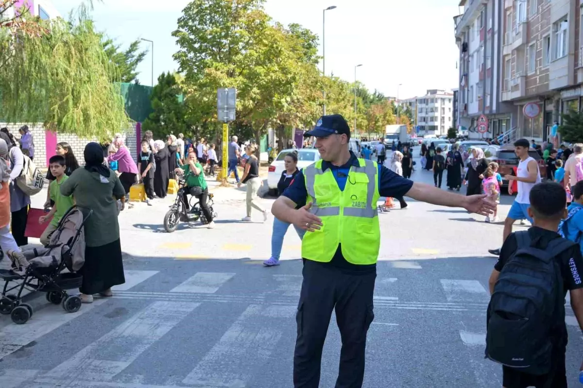Esenyurt Belediyesi, Okul Önlerinde Öğrenci Güvenliğini Sağlıyor