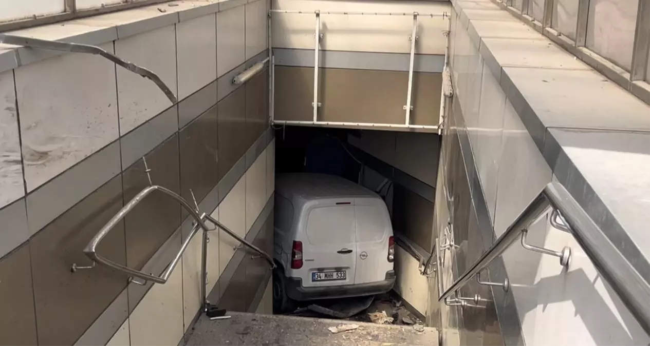 Bursa\'da Lastiği Patlayan Araç Metro İstasyonuna Girdi