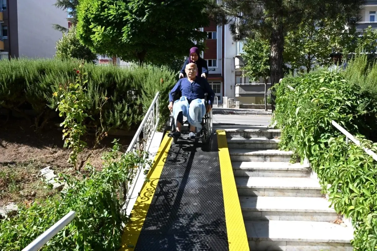 Isparta Belediyesi, Engelli Rampasıyla Yaşlı Adamın Hayatını Kolaylaştırdı