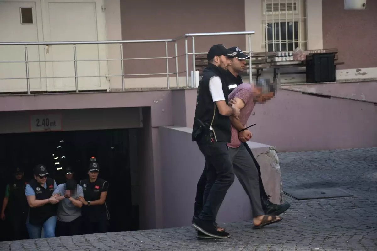 İzmir\'de Polis Merkezine Saldırı: 2 Şehit, 11 Şüpheliden 5\'i Yabancı Uyruklu