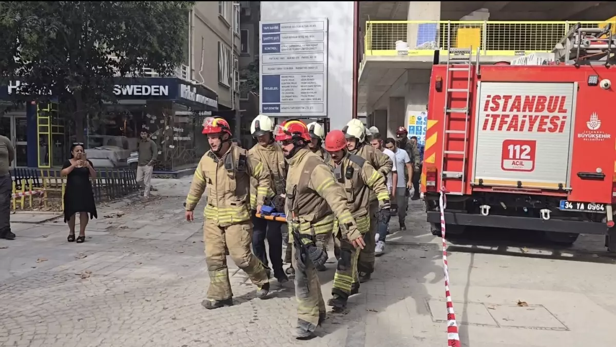 Kadıköy\'de Toprak Kayması: İki İşçi Yaralandı