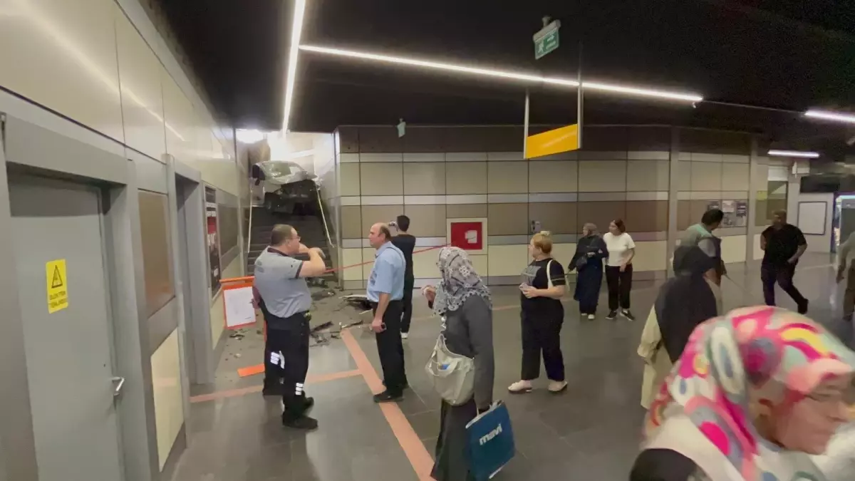 Lastiği patlayan araç metroya daldı, merdivenlerde sıkıştı