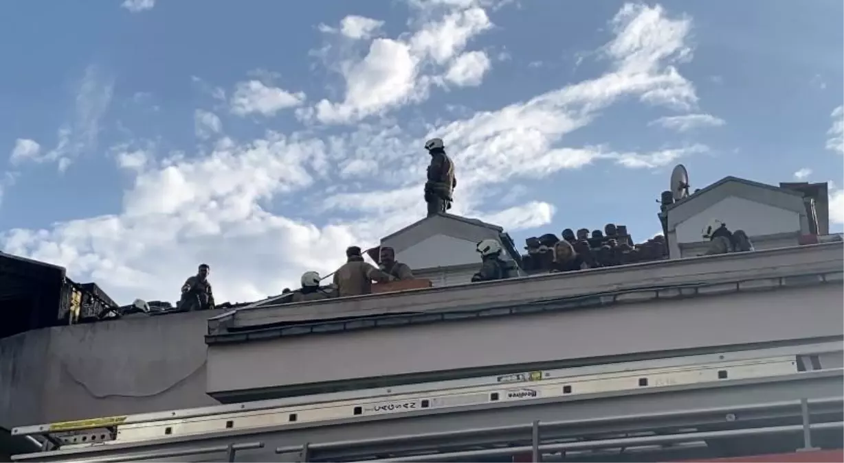 Maltepe\'de Çatı Yangını Kontrol Altına Alındı