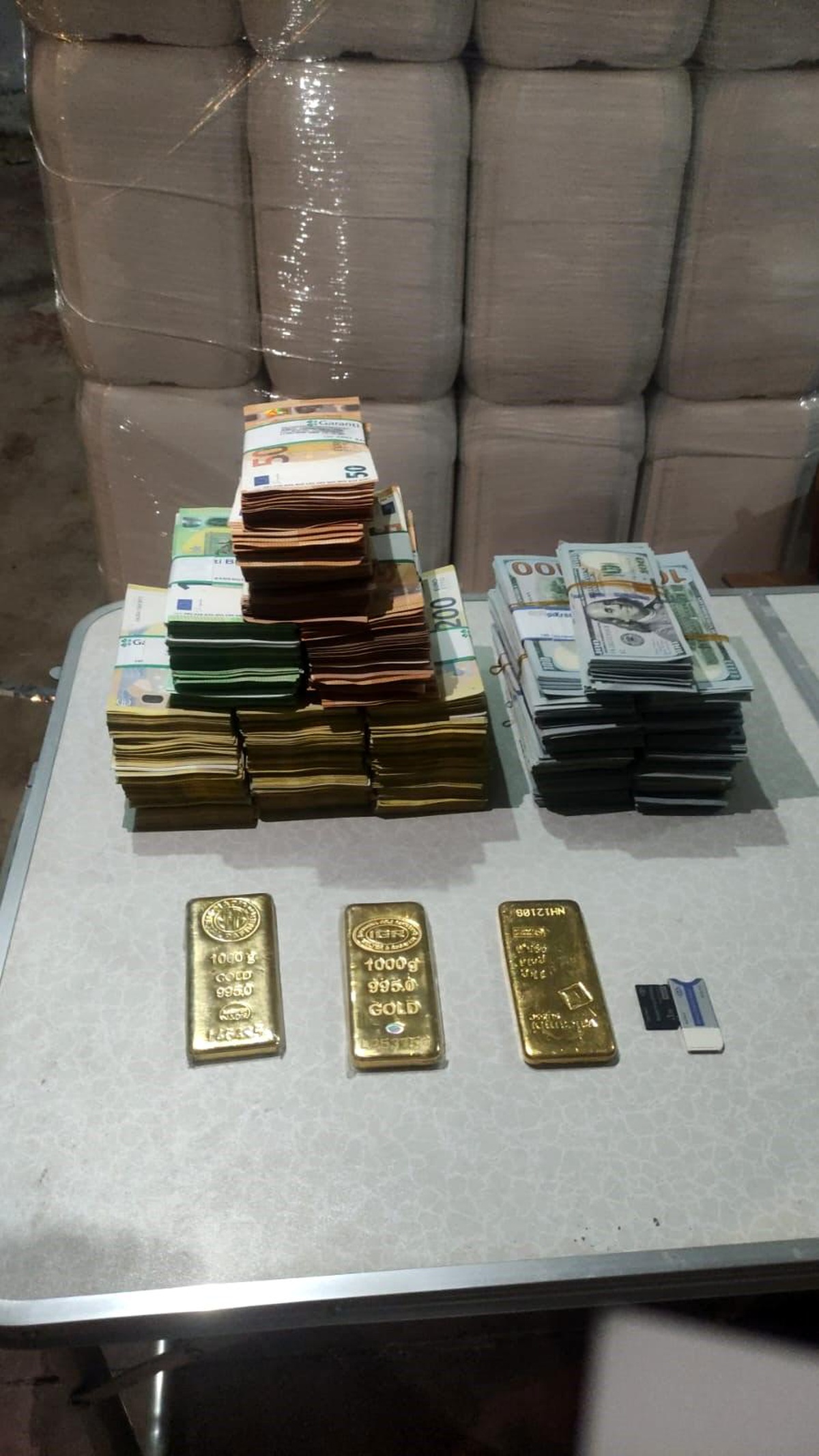 Manavgat Belediyesi\'nde Yolsuzluk Soruşturması: 3 Kilogram Altın ve Yarım Milyon Euro Ele Geçirildi