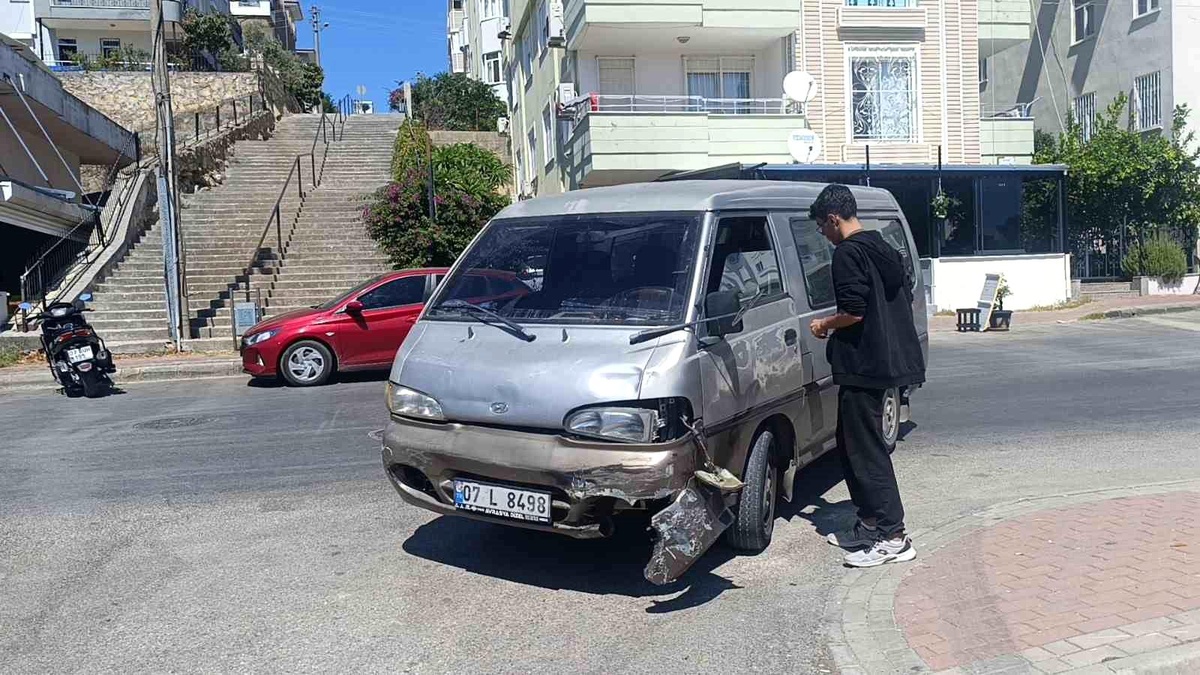 Manavgat\'ta Kaza: Motosiklet Sürücüsü Yaralandı