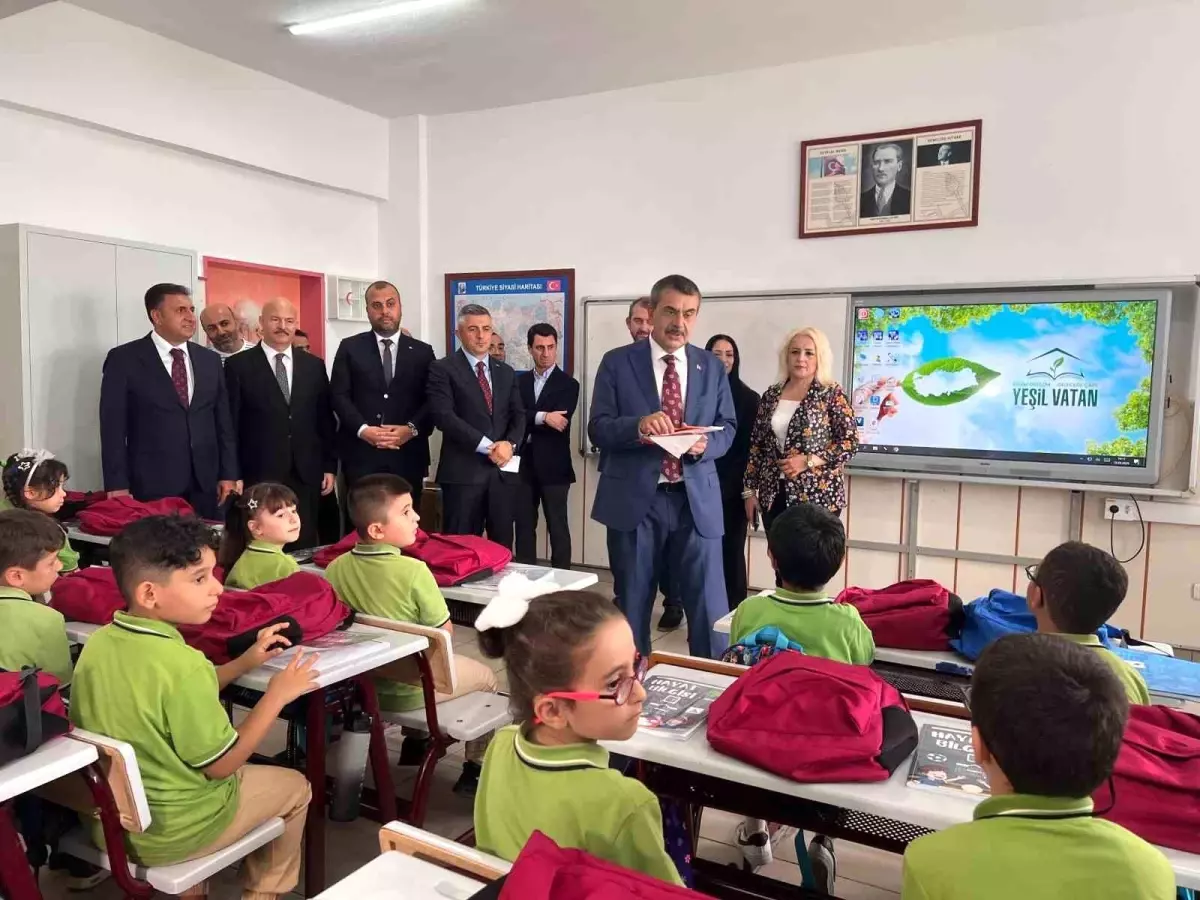 Bakan Yusuf Tekin, Öğrencilerle Sürpriz Buluşma Gerçekleştirdi