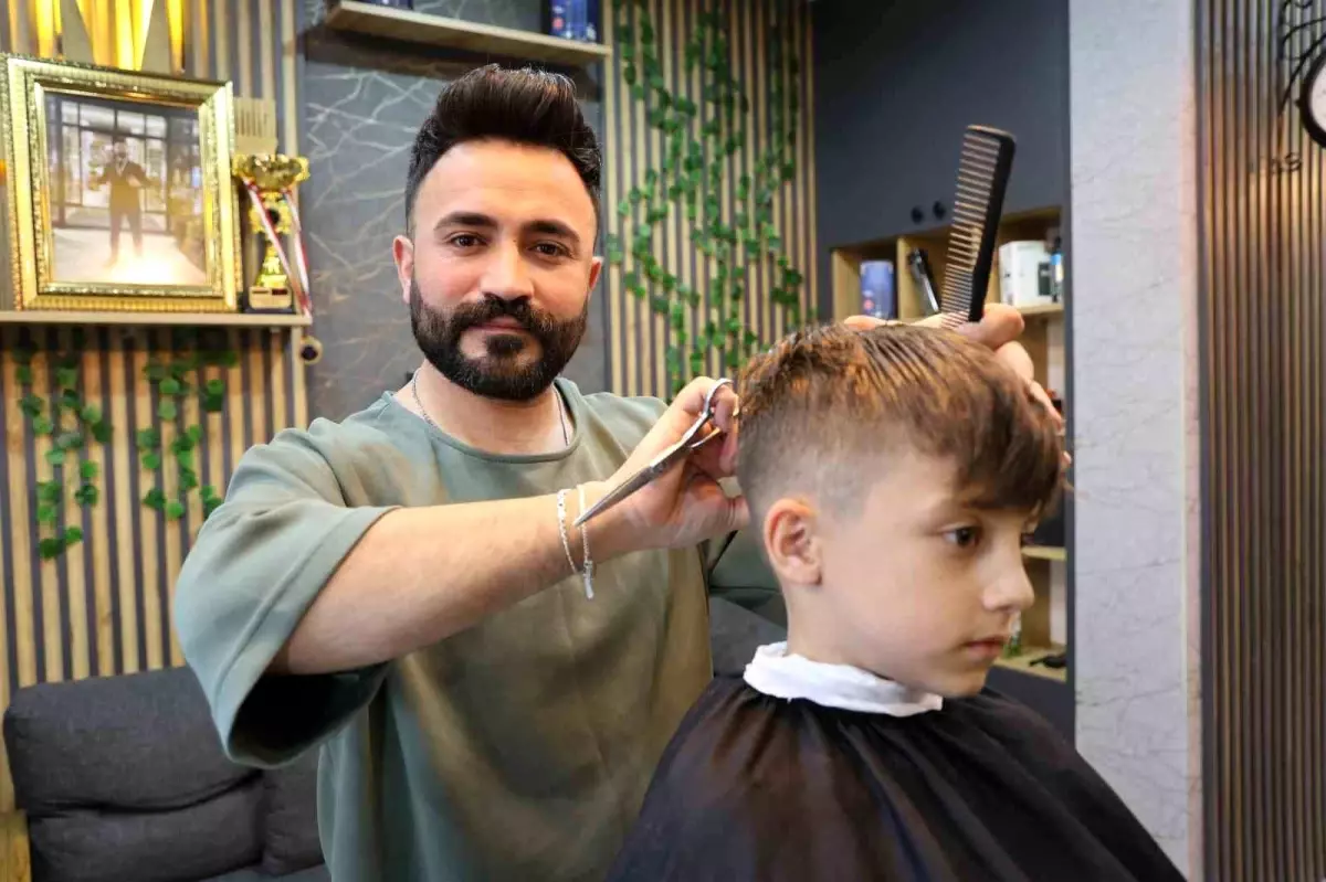 Sivas\'ta Kuaför Öğrencilere Ücretsiz Tıraş Yaptı