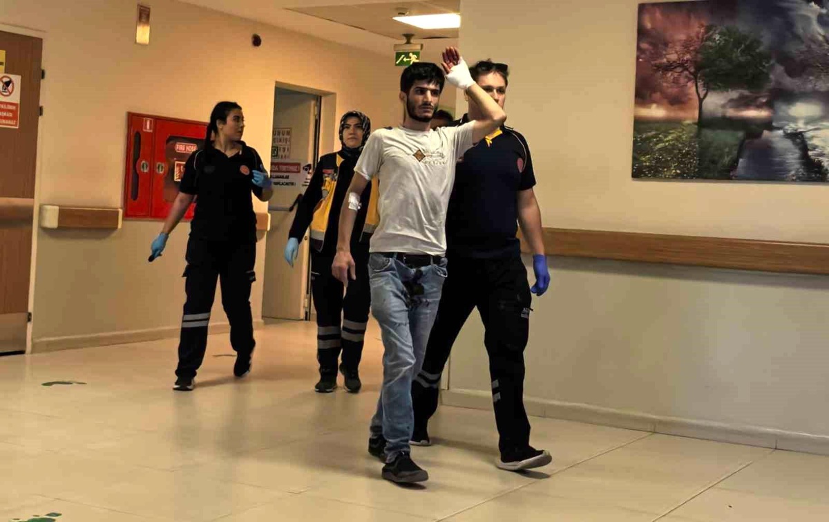 İnegöl\'de Demir Keserken Elini Yaraladı