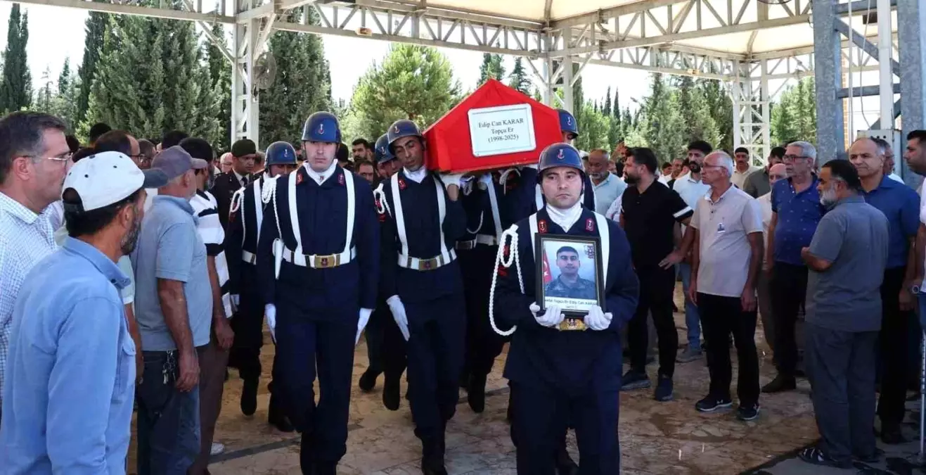 Adıyaman\'da Asker Cenazesi: Edip Can Karar Toprağa Verildi