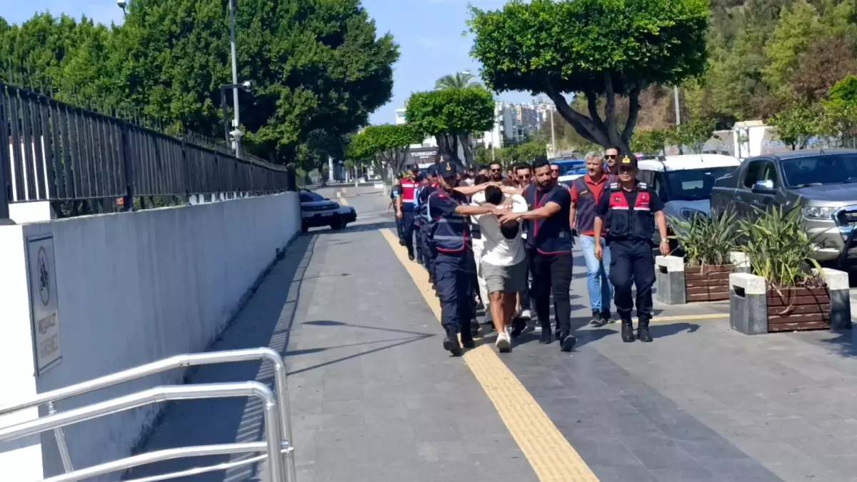 Manavgat\'ta Silahlı Saldırı: İki Yaralı