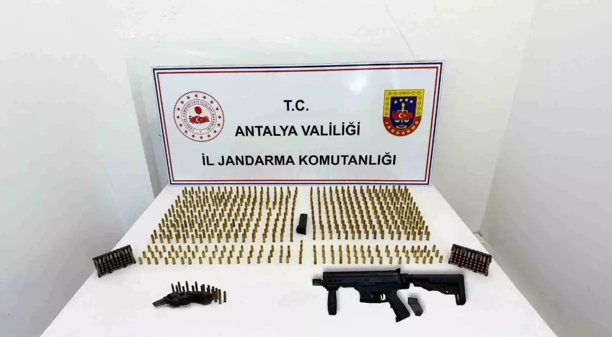 Antalya\'da Kaçak Silah Operasyonu