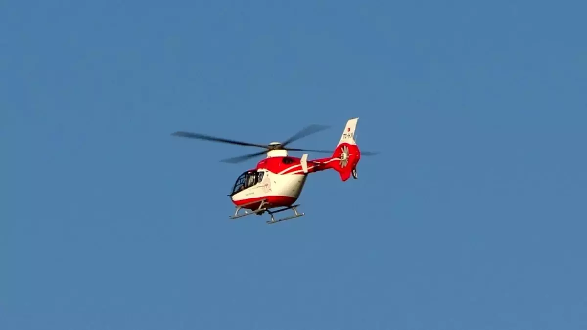 Bacağını Kıran Genç Helikopterle Hastaneye Sevk Edildi