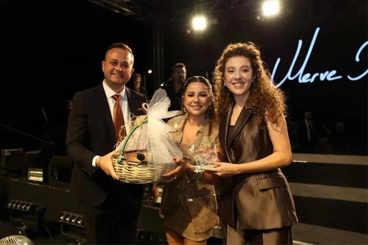 Merve Özbey, Çivril Festivalinde Unutulmaz Bir Gece Yaşattı