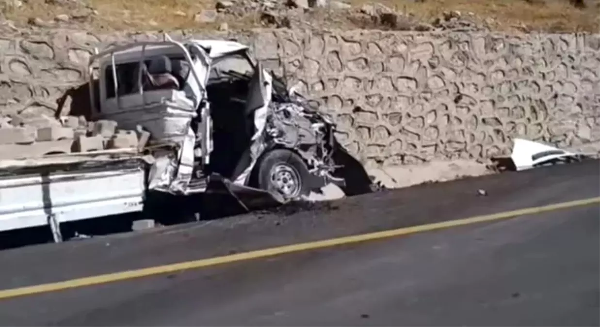 Freni Boşalan Tır Kamyonete Çarptı