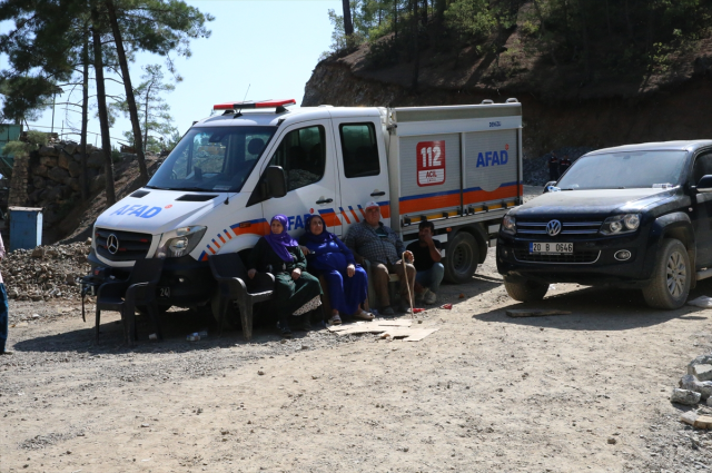 Göçük altında kalan 2 işçiyi kurtarma çalışmaları 24 saattir sürüyor