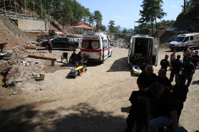 Göçük altında kalan 2 işçiyi kurtarma çalışmaları 24 saattir sürüyor