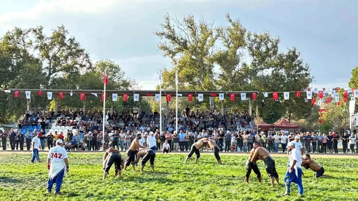 Havran\'da 2023 Geleneksel Seyitonbaşı Yağlı Güreşleri Coşkuyla Gerçekleşti