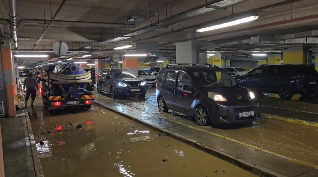 Kadıköy'de İSKİ Borusu Patladı, Otoparkı Su Bastı