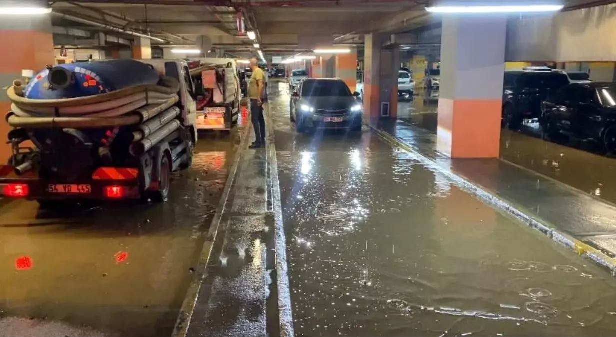 Kadıköy\'de Patlayan Boru AVM Otoparkını Su Bastı