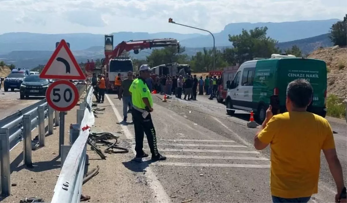 Mersin\'de Otobüs ve Tır Kazası: 3 Ölü, 6 Yaralı