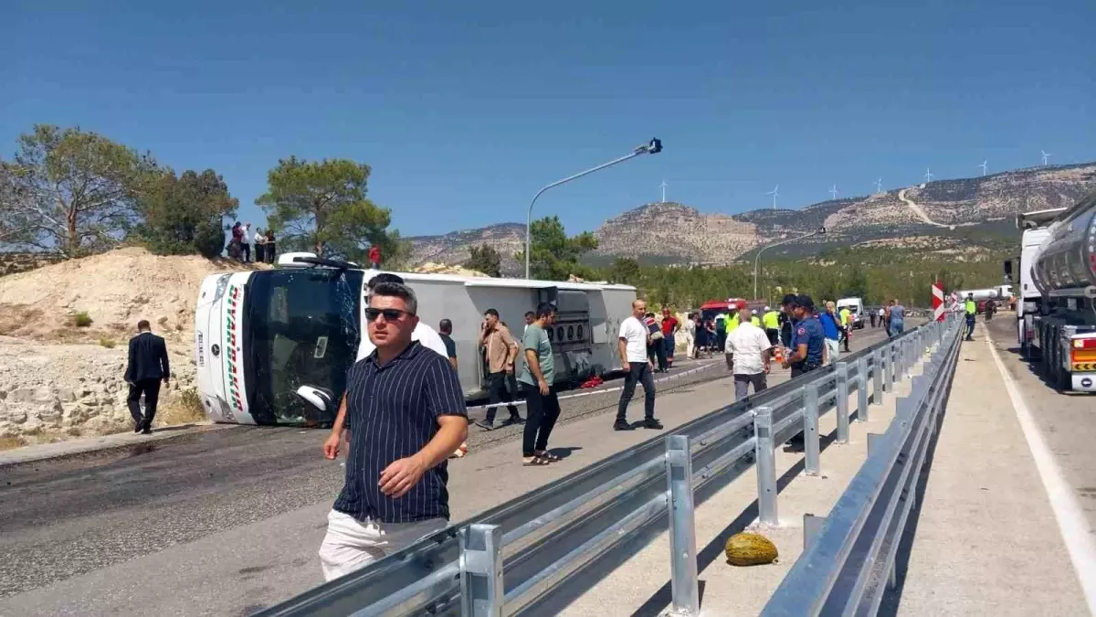Kamyonla otobüs birbirine girdi! Ölü ve yaralılar var