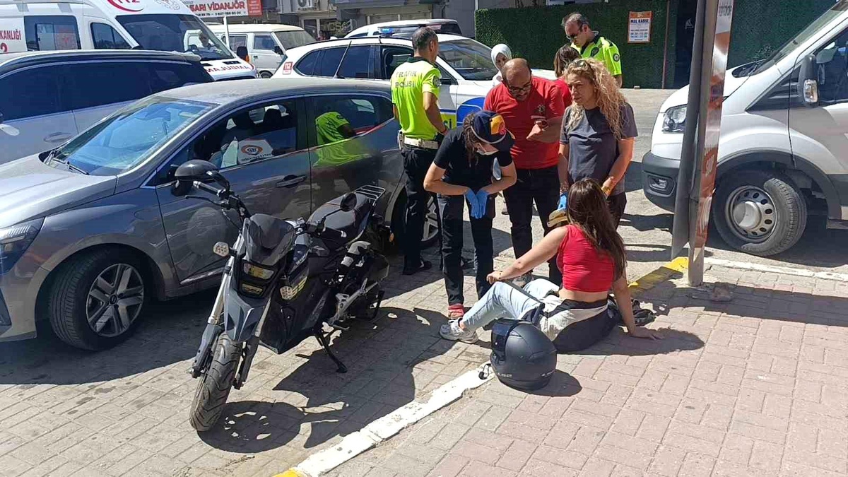 Antalya\'da motosiklet kazası: Genç kız kaskıyla kurtuldu