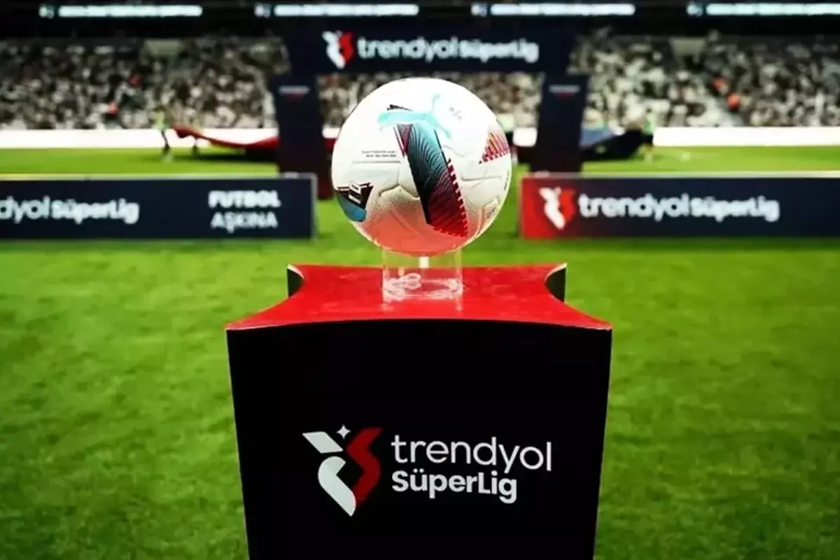 Süper Lig\'de maç öncesi "Nefret Yok, Futbol Var\'\' protestosu