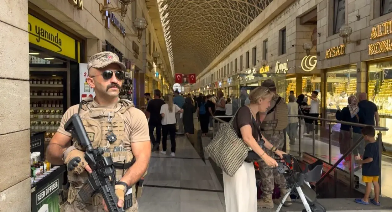 Kapalıçarşı\'da dikkat çeken görüntü: Özel harekat ekipleri tam teçhizatla bekledi