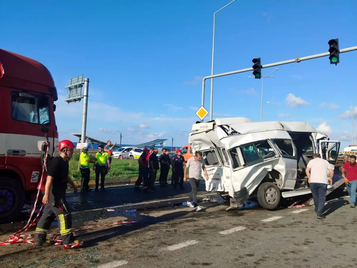 Trabzon\'da Trafik Kazası: 15 Yaralı