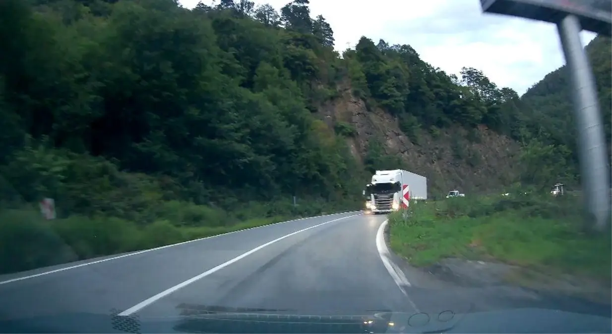 Artvin\'de Tırla Otomobil Çarpışmaktan Son Anda Kurtuldu