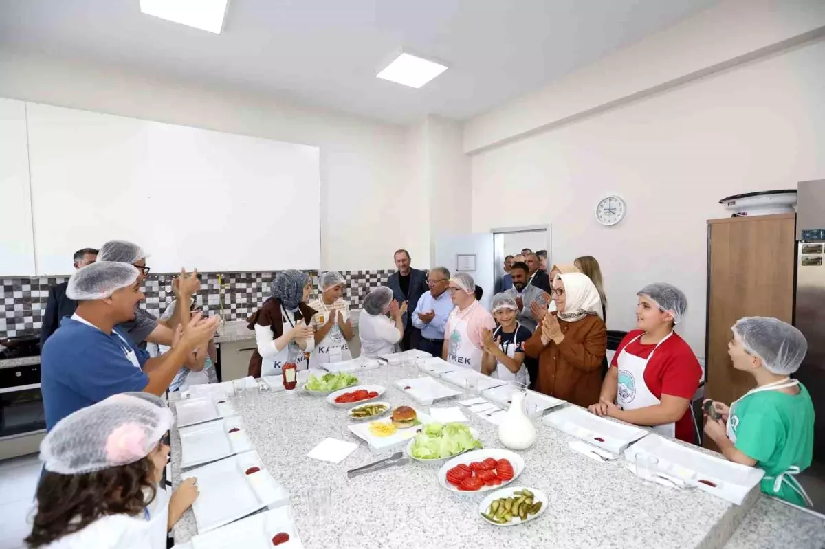 Başkan Büyükkılıç\'tan Özel Çocuklara Hamburger Yapım Etkinliği