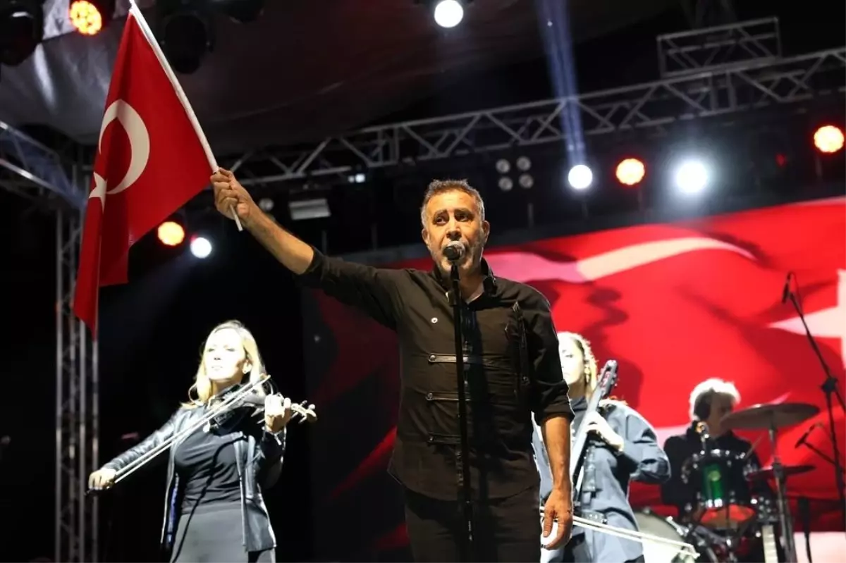 Haluk Levent, 27. Uluslararası Elma Tarım ve Kültür Festivali\'nde Coşkuyla Sahne Aldı