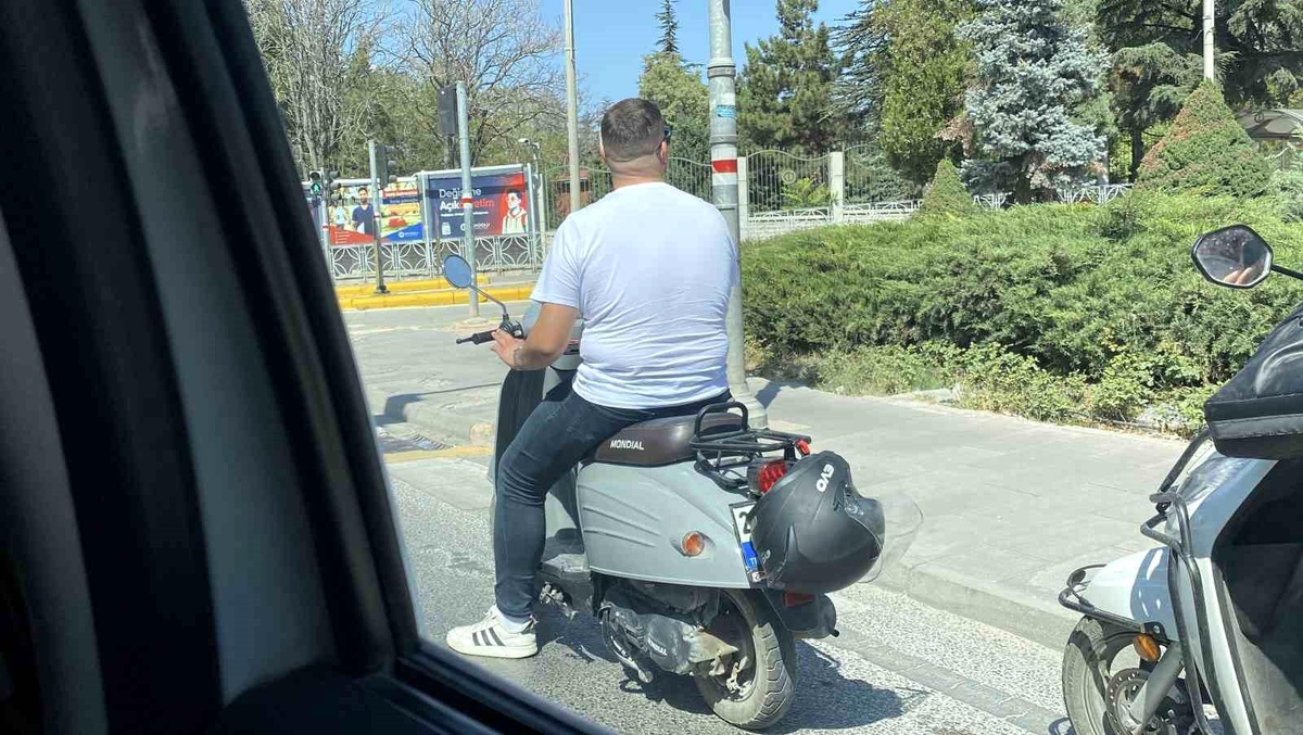Kasksız Motosikletli Dikkat Çekti