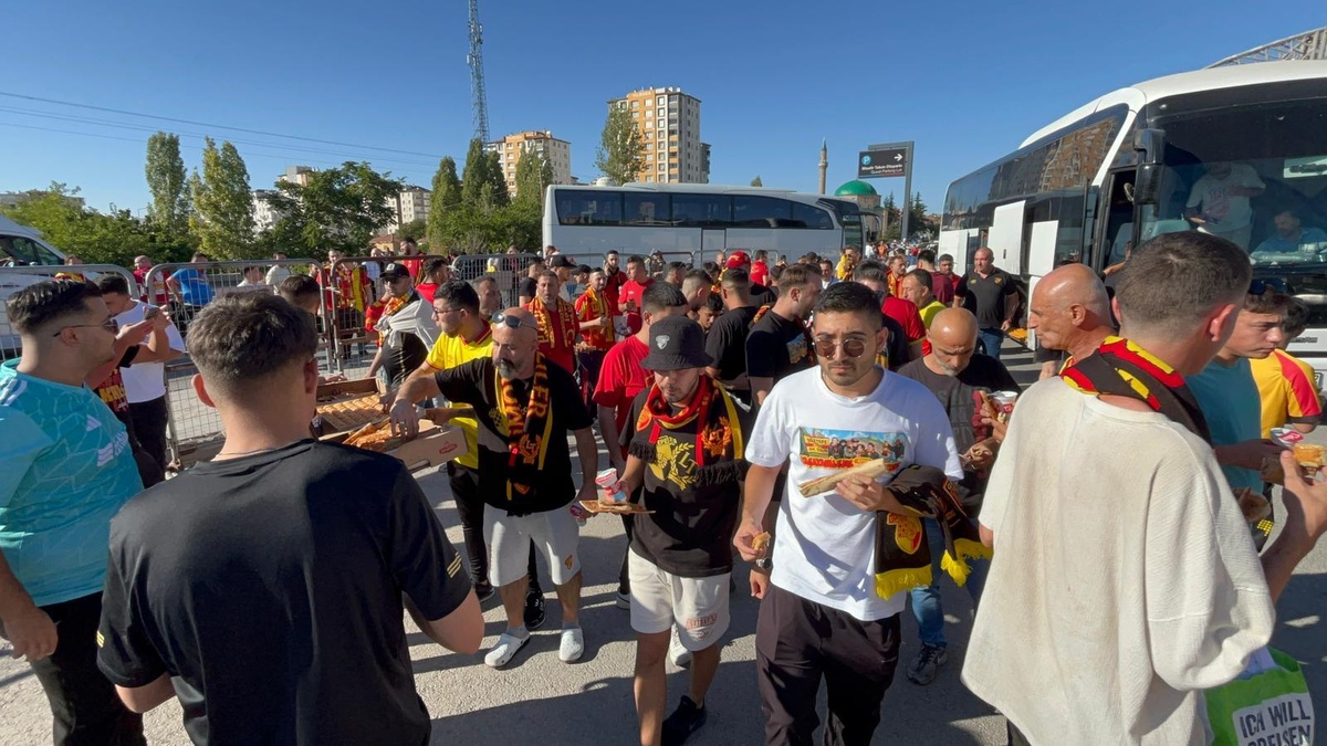Kayserispor Taraftarından Göztepe\'ye Dostluk İkramı