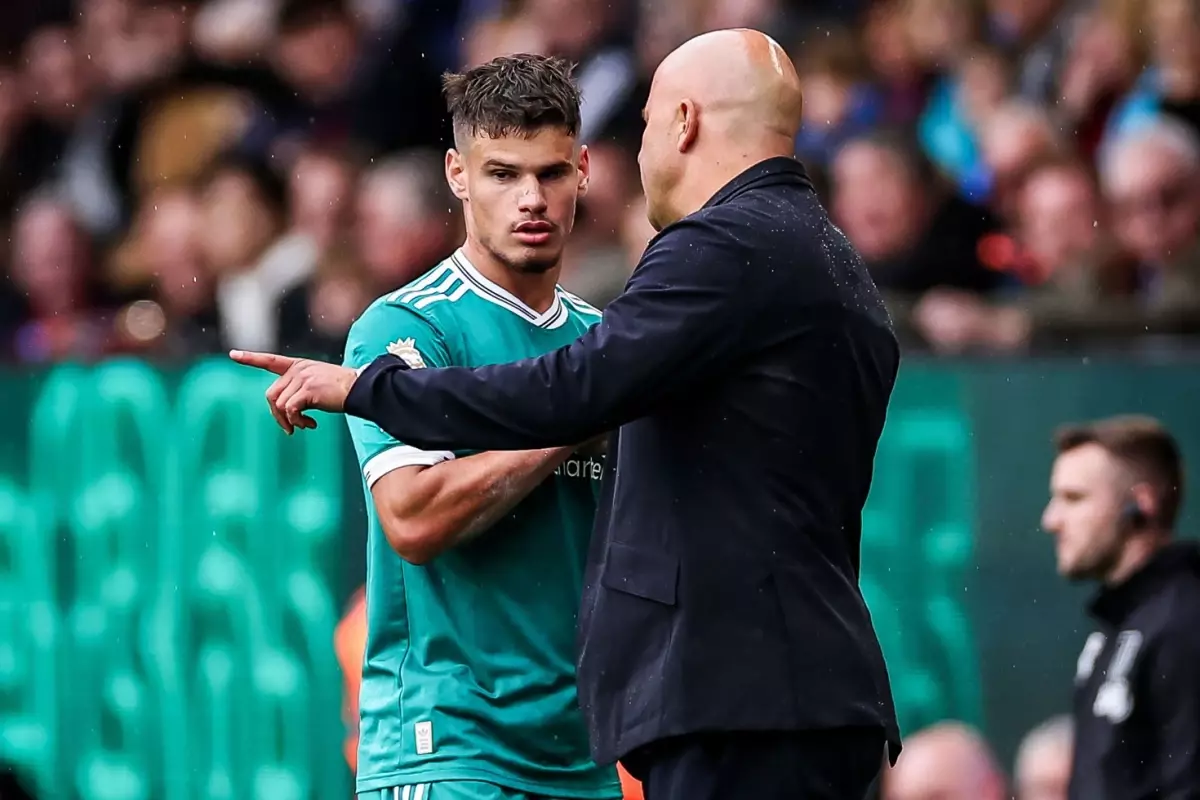 Liverpool\'da Arne Slot, kendisini yere atarak sarı kart gören oyuncusuna cezayı kesti